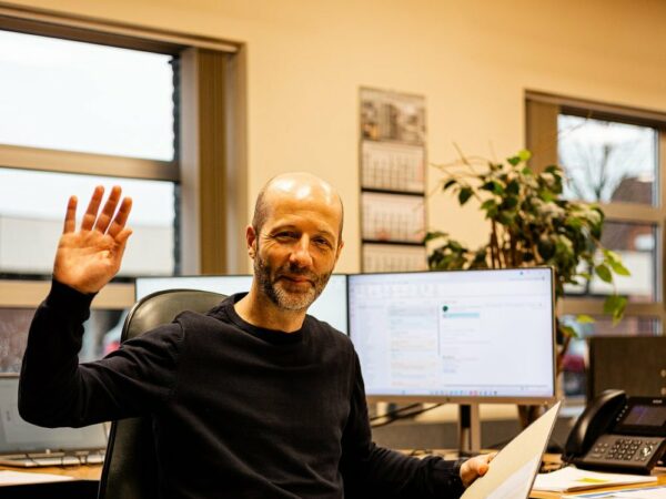 Administratie bij Werco Administratief medewerker aan het bureau met technische plannen en telefoon