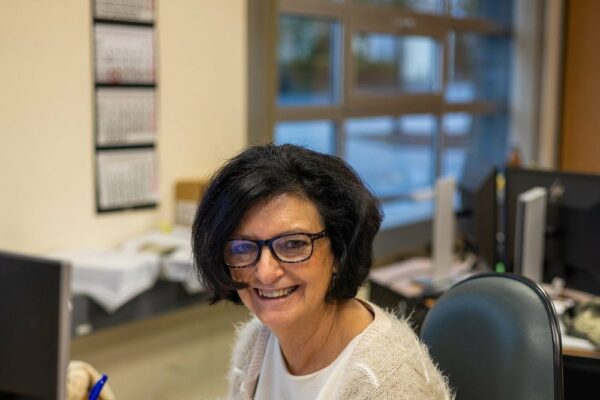 Administratief medewerkster verwerkt bestelbonnen aan haar bureau
