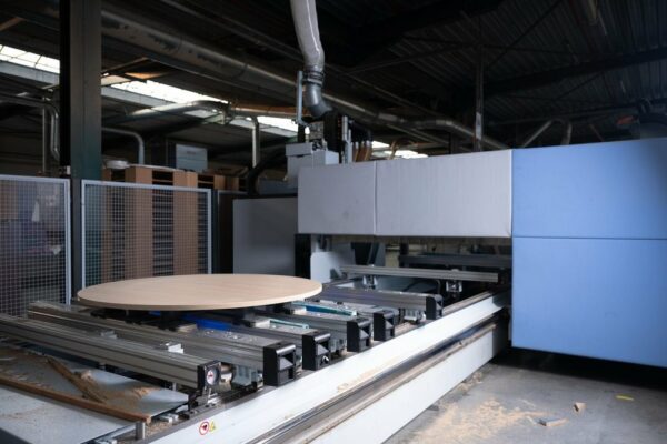 CNC-freesmachine in het atelier van Werco met een rond paneel op de machinetafel