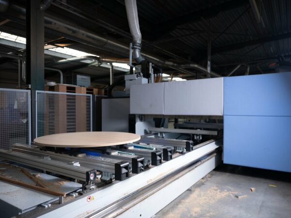 CNC-freesmachine bij Werco CNC-freesmachine in het atelier van Werco met een rond paneel op de machinetafel