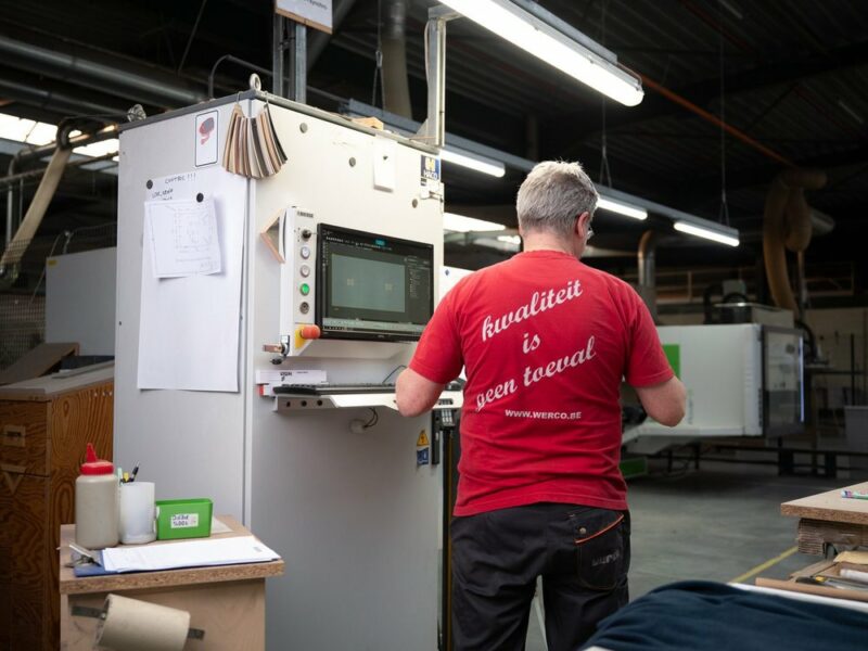 CNC-operator aan het werk CNC-operator aan de bedieningsconsole van de freesmachine in het atelier van Werco